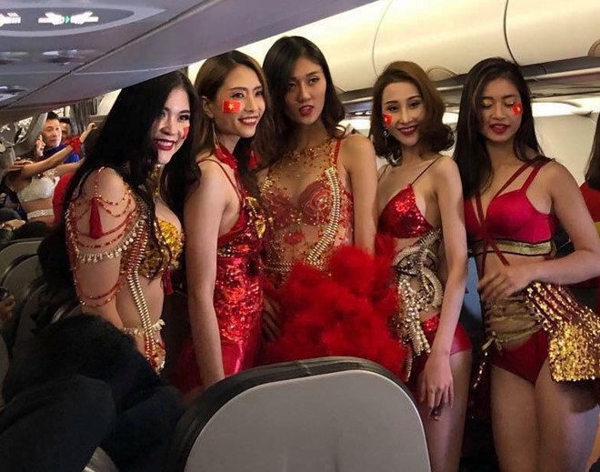 Sao Việt, dư luận phẫn nộ với clip người mẫu mặc bikini đón U23 VN